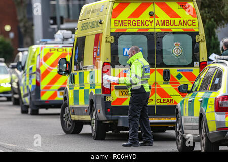 Pitsmoor, Sheffield, Royaume-Uni. 14 janvier 2019, route, Pitsmoor Burngreave, Sheffield, Angleterre ; femelle dans un état grave après une collision avec une ambulance sur Burngreave Pitsmoor Road Sheffield ; Un chercheur examine les lieux de collision pour preuve de collision d'aujourd'hui Crédit : News Images /Alamy Live News Banque D'Images