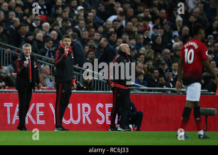 L'Ole Gunnar Solsksjaer, responsable par intérim de Manchester United (l) et ses assistants Michael Carrick (centre) et Mike Phelan, donner des instructions à Marcus Rashford de Manchester United . Le Premier Ministre de l'EPL League, Tottenham Hotspur v Manchester Utd au stade de Wembley à Londres, le dimanche 13 janvier 2019. Cette image ne peut être utilisé qu'à des fins rédactionnelles. Usage éditorial uniquement, licence requise pour un usage commercial. Aucune utilisation de pari, de jeux ou d'un seul club/ligue/dvd publications pic par Andrew Andrew/Verger Verger la photographie de sport/Alamy live news Banque D'Images