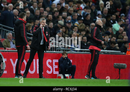 L'Ole Gunnar Solsksjaer, responsable par intérim de Manchester United © et ses assistants Michael Carrick (l) et Mike Phelan, donner des instructions à leurs joueurs de la ligne de touche . Le Premier Ministre de l'EPL League, Tottenham Hotspur v Manchester Utd au stade de Wembley à Londres, le dimanche 13 janvier 2019. Cette image ne peut être utilisé qu'à des fins rédactionnelles. Usage éditorial uniquement, licence requise pour un usage commercial. Aucune utilisation de pari, de jeux ou d'un seul club/ligue/dvd publications pic par Andrew Andrew/Verger Verger la photographie de sport/Alamy live news Banque D'Images