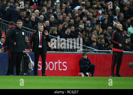 L'Ole Gunnar Solsksjaer, responsable par intérim de Manchester United © et son assistant Mike Phelan, donner des instructions à leurs joueurs de la ligne de touche . Le Premier Ministre de l'EPL League, Tottenham Hotspur v Manchester Utd au stade de Wembley à Londres, le dimanche 13 janvier 2019. Cette image ne peut être utilisé qu'à des fins rédactionnelles. Usage éditorial uniquement, licence requise pour un usage commercial. Aucune utilisation de pari, de jeux ou d'un seul club/ligue/dvd publications pic par Andrew Andrew/Verger Verger la photographie de sport/Alamy live news Banque D'Images