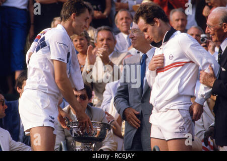 Paris, Grossbritannien. 09Th Nov, 2018. Ivan Lendl, CSSR, CZE, joueur de tennis, à gauche, avec le trophée, cérémonie de remise du prix, la jubilation, la joie, l'adversaire de droite, John McENROE (Mc Enroe), au 1984 France de Tennis à Paris, 10.06.1984. Utilisation dans le monde entier | Credit : dpa/Alamy Live News Banque D'Images