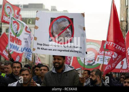 Londres, Royaume-Uni - 14 Jan 2019 : une affiche, critique du maire Sadiq Khan, tenu par un pilote minicab dans une protestation contre l'introduction du péage urbain. Crédit : Kevin J. Frost/Alamy Live News Banque D'Images