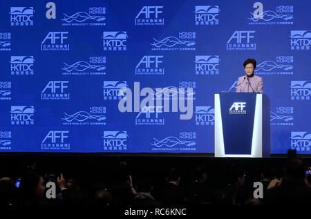 Hong Kong, Chine. 14 Jan, 2019. Région administrative spéciale de Hong Kong (SAR) Chef de la carrie Lam livre un discours d'ouverture lors du 12e Forum financier asiatique(AF) à Hong Kong, Chine du Sud, 14 janvier 2019. Le forum s'est ouvert à Hong Kong le lundi, comme plus de 3 000 décideurs politiques, financiers et chefs d'entreprises et les investisseurs de plus de 40 pays et régions se sont réunis pour discuter des défis et opportunités économiques ainsi que l'innovation financière et de la technologie. Le forum s'est tenu sous le thème "La création d'un avenir durable et solidaire." Crédit : Wang Shen/Xinhua/Alamy Live News Banque D'Images