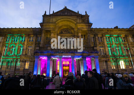 Birmingham, UK. 14 janvier, 2019. Birmingham fête ses 130 ans d'existence en tant que ville britannique avec un spectacle de danse et de la projection numérique sur le Conseil de la ville de façade de maison. Banque D'Images