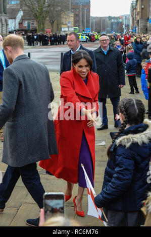 Birkenhead, UK. 14 Jan, 2019. La Duchesse de Sussex vu gretting des enfants des écoles locales lors de sa visite officielle à Birkenhead. Rencontre des enfants des écoles locales et les membres du public, avant de visiter la ville, Hamilton Square Liverpool Birkenhead. Credit : Terry Scott/SOPA Images/ZUMA/Alamy Fil Live News Banque D'Images