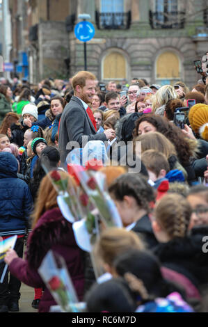 Birkenhead, UK. 14 Jan, 2019. Le duc de Sussex vu gretting les écoliers lors de la visite officielle à Birkenhead. Rencontre des enfants des écoles locales et les membres du public, avant de visiter la ville, Hamilton Square Liverpool Birkenhead. Credit : Terry Scott/SOPA Images/ZUMA/Alamy Fil Live News Banque D'Images