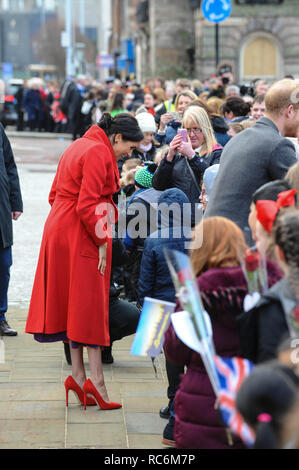 Birkenhead, UK. 14 Jan, 2019. La Duchesse de Sussex vu gretting des enfants des écoles locales lors de sa visite officielle à Birkenhead. Rencontre des enfants des écoles locales et les membres du public, avant de visiter la ville, Hamilton Square Liverpool Birkenhead. Credit : Terry Scott/SOPA Images/ZUMA/Alamy Fil Live News Banque D'Images