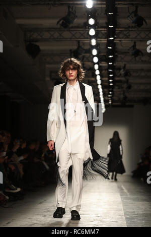 Milan, Italie. 14 Jan, 2019. Présenter les modèles creations pour Isabel Benenato Milan pendant la Semaine de la mode masculine à Milan, Italie, le 14 janvier, 2019. Credit : Cheng Tingting/Xinhua/Alamy Live News Banque D'Images