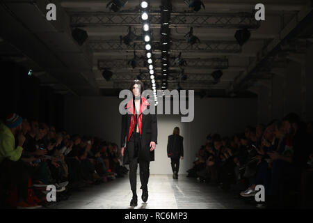 Milan, Italie. 14 Jan, 2019. Présenter les modèles creations pour Isabel Benenato Milan pendant la Semaine de la mode masculine à Milan, Italie, le 14 janvier, 2019. Credit : Cheng Tingting/Xinhua/Alamy Live News Banque D'Images