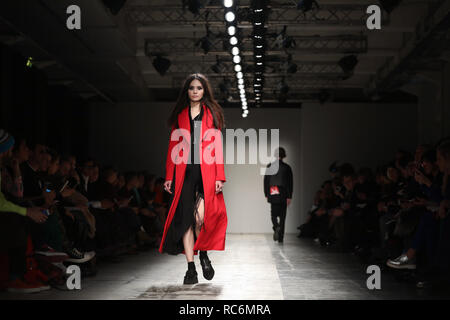 Milan, Italie. 14 Jan, 2019. Présenter les modèles creations pour Isabel Benenato Milan pendant la Semaine de la mode masculine à Milan, Italie, le 14 janvier, 2019. Credit : Cheng Tingting/Xinhua/Alamy Live News Banque D'Images