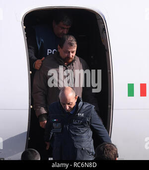 Rome, Italie. 14 Jan, 2019. Ancien militant de gauche Cesare Battisti (C) est considérée comme il arrive à l'aéroport de Ciampino à Rome, Italie, 14 janvier 2019. Cesare Battisti a été extradé vers l'Italie le lundi à partir de la Bolivie, où il a été capturé au cours du week-end par l'italien, brésilien et bolivien agents après 38 ans sur la course. Credit : Alberto Lingria/Xinhua/Alamy Live News Banque D'Images