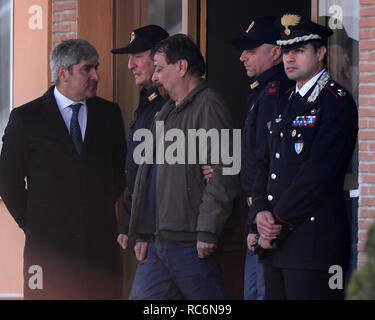 Rome, Italie. 14 Jan, 2019. Ancien militant de gauche Cesare Battisti (C) est escorté par la police à l'aéroport de Ciampino à Rome, Italie, 14 janvier 2019. Cesare Battisti a été extradé vers l'Italie le lundi à partir de la Bolivie, où il a été capturé au cours du week-end par l'italien, brésilien et bolivien agents après 38 ans sur la course. Credit : Alberto Lingria/Xinhua/Alamy Live News Banque D'Images