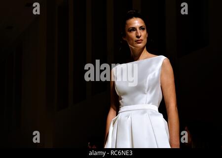 13 janvier 2019 - Athènes, Grèce - un modèle porte une robe de mariage création de la designer de mode Mairi Mparola grecque au cours de la deuxième journée de la Semaine de la mode nuptiale de 2019 à Athènes. Megaro Zappeio (Crédit Image : © Helen Paroglou/SOPA des images à l'aide de Zuma sur le fil) Banque D'Images