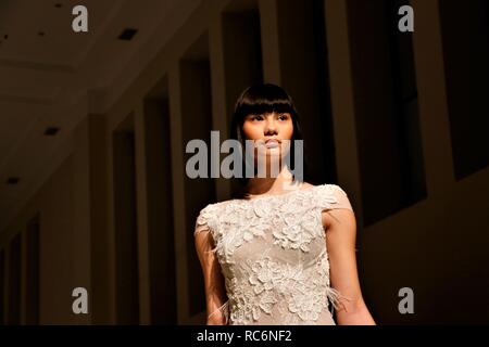 13 janvier 2019 - Athènes, Grèce - un modèle porte une robe de mariage création de la designer de mode Mairi Mparola grecque au cours de la deuxième journée de la Semaine de la mode nuptiale de 2019 à Athènes. Megaro Zappeio (Crédit Image : © Helen Paroglou/SOPA des images à l'aide de Zuma sur le fil) Banque D'Images