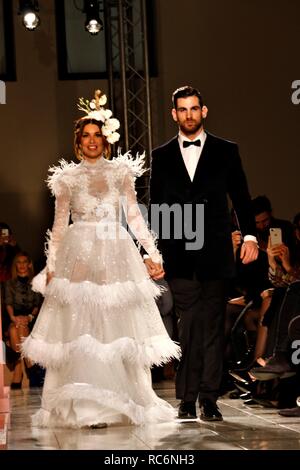 13 janvier 2019 - Athènes, Grèce - Les modèles de couple porte une robe de mariage création de la styliste grecque Stalo Theodorou au cours de la deuxième journée de la Semaine de la mode nuptiale à Megaro Zappeio à Athènes. (Crédit Image : © Helen Paroglou/SOPA des images à l'aide de Zuma sur le fil) Banque D'Images