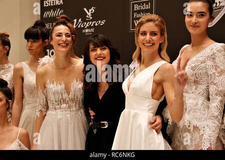 13 janvier 2019 - Athènes, Grèce - Les modèles sont vus posant pour une photo avec le designer Mairi Mparola au backstage au cours de la deuxième journée de la Semaine de la mode nuptiale de 2019 à Athènes. Megaro Zappeio (Crédit Image : © Helen Paroglou/SOPA des images à l'aide de Zuma sur le fil) Banque D'Images