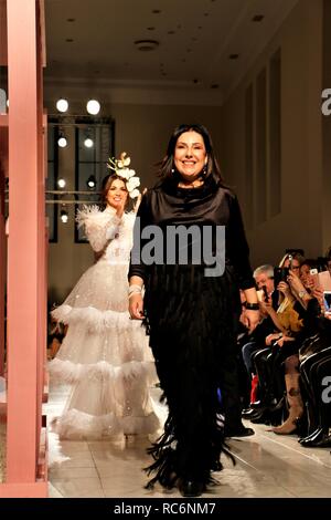 13 janvier 2019 - Athènes, Grèce - un concepteur et un femelle theodorou Stalo model vu souriant pour les spectateurs au cours de la deuxième journée de la Fashion Week 2019 Expo Suite Nuptiale à Megaro Zappeio à Athènes. (Crédit Image : © Helen Paroglou/SOPA des images à l'aide de Zuma sur le fil) Banque D'Images