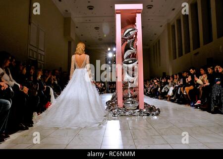 13 janvier 2019 - Athènes, Grèce - un modèle porte une robe de mariage création de la designer de mode Mairi Mparola grecque au cours de la deuxième journée de la Semaine de la mode nuptiale de 2019 à Athènes. Megaro Zappeio (Crédit Image : © Helen Paroglou/SOPA des images à l'aide de Zuma sur le fil) Banque D'Images