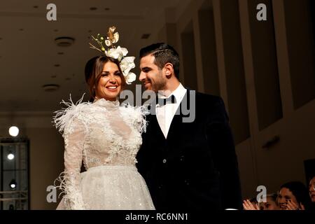 13 janvier 2019 - Athènes, Grèce - La coupler modèles portant une robe de mariage création de la styliste grecque Stalo Theodorou au cours de la deuxième journée de la Semaine de la mode nuptiale à Megaro Zappeio à Athènes. (Crédit Image : © Helen Paroglou/SOPA des images à l'aide de Zuma sur le fil) Banque D'Images