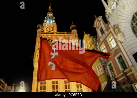 Gdansk, occidentale, en Pologne. 14 Jan, 2019. 14 janvier 2019 - Gdansk, adieu à la personne décédée tragiquement Pawel Adamowicz Président de Gdansk à la rue Dluga à Gdansk, Pologne. Dans l'image d'un drapeau de Gdansk. Credit : Mateusz Slodkowski/ZUMA/Alamy Fil Live News Banque D'Images