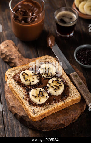 Délicieux sandwich ouvert avec du chocolat et de la banane Banque D'Images