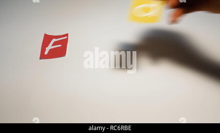 Caractéristiques main Fake News écrite, faite avec des morceaux de journal, sur un fond blanc. Banque D'Images