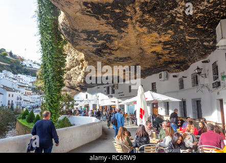 Setenil de las Bodegas, Cádiz, l'Espagne, célèbre pour ses unités d'habitation construites dans le rocher surplombe au-dessus du Río Guadalporcún. Banque D'Images