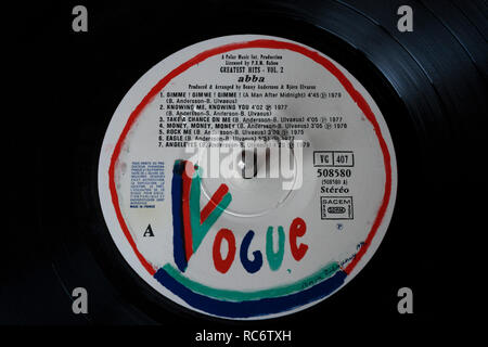 Abba vinyl record & label - Greatest Hits Vol 2 album 'Disques (Français Vogue' record label) Banque D'Images