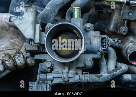 Close-up du moteur, l'accélérateur, raditor. Panne de moteur : papillon contaminés d'une vieille voiture Banque D'Images