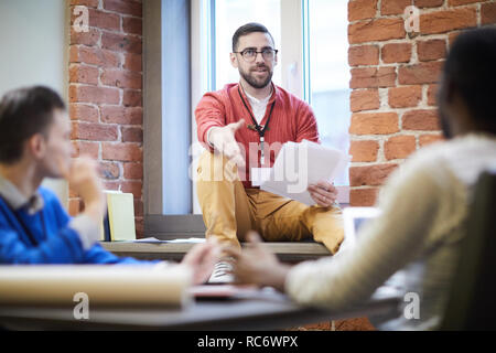 La discussion de documents in office Banque D'Images