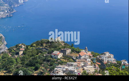 Paysage avec montagnes et mer tyrrhénienne à Ravello village, Côte d'Amalfi, Italie Banque D'Images