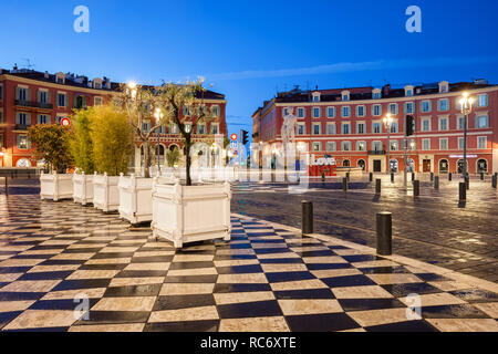 France, Nice, Place Masséna, place principale dans le centre-ville, vue de fontaine du Soleil (Fontaine du Soleil). Banque D'Images