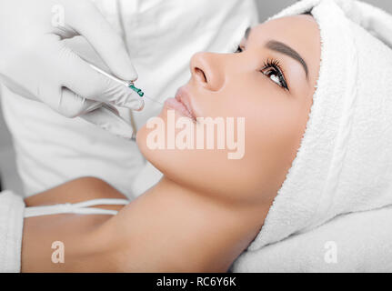 Portrait woman face lifting en procédure , peau de levage Banque D'Images