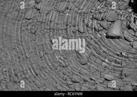 Scène tranquille, cercles symétriques et vagues sur la surface de l'eau après le splash, près de Mahuli Sangam, Satara, Maharashtra, Inde Banque D'Images