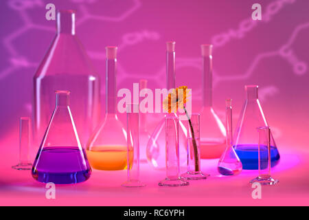 Variété de verrerie de laboratoire en partie rempli y compris le capitule en ambiance lumineuse violet Banque D'Images