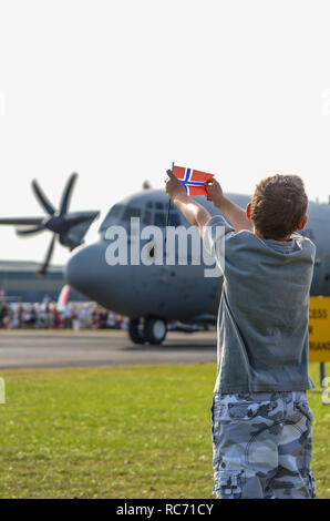 Royal Norwegian Air Force C-130J Hercules de Lockheed appelé Nanna d'être accueilli à North Weald, Essex, UK par boy holding pavillon norvégien Banque D'Images