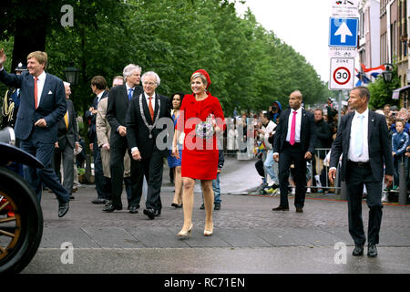 Stationsweg et la Wagenstraat, La Haye, Pays-Bas. Le 21 juin 2013. La Holland's Roi Willem-Alexander et La Reine Máxima, ont commencé leur Inauguratio Banque D'Images