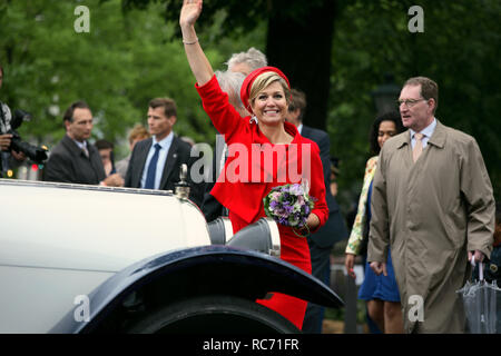 Stationsweg et la Wagenstraat, La Haye, Pays-Bas. Le 21 juin 2013. Hollandâ le roi Willem-Alexander et La Reine MÃ¡xima, ont commencé leur Inaugura Banque D'Images