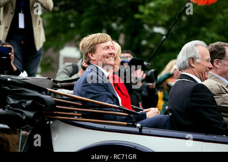 Stationsweg et la Wagenstraat, La Haye, Pays-Bas. Le 21 juin 2013. La Holland's Roi Willem-Alexander et La Reine Máxima, ont commencé leur Inauguratio Banque D'Images