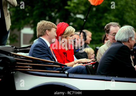 Stationsweg et la Wagenstraat, La Haye, Pays-Bas. Le 21 juin 2013. Hollandâ le roi Willem-Alexander et La Reine MÃ¡xima, ont commencé leur Inaugura Banque D'Images