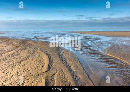 Ondulations dans le sable laissé par un recul de la marée descendante à Watergate Bay à Cornwall Banque D'Images