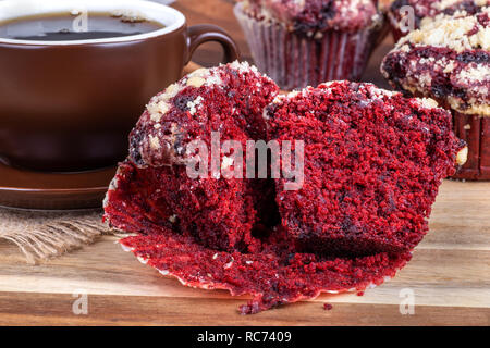 Libre de Red Velvet cupcake chocolat coupé en deux et tasse de café sur une surface en bois Banque D'Images