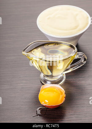 Ingrédients pour faire de la mayonnaise sur fond de bois Banque D'Images