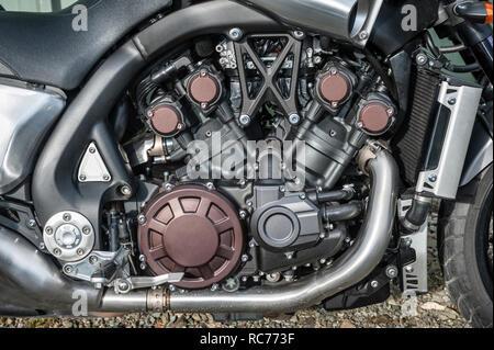 UK. Moto Yamaha VMAX, avec un 4 cylindres de 1679cc à refroidissement liquide moteur V4, gros plan Banque D'Images