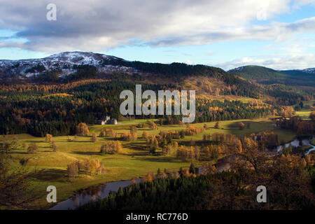 Château écossais d'Invercauld, propriété de maison de campagne. Automne à Royal Deeside près de Braemar dans le parc national de Cairngorms, Highlands of Scotland, Royaume-Uni Banque D'Images