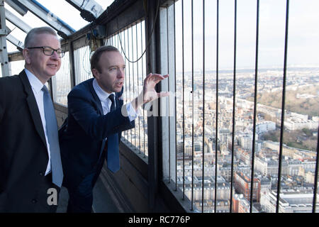 Secrétaire de l'environnement Michael Gove (à gauche) et le Secrétaire de la santé à la BT Matt Hancock Tower à Londres pour le lancement d'une stratégie de la pollution de l'air émissions, tel que décrit dans la stratégie de l'air pur du gouvernement. Banque D'Images