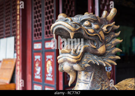 La couleur d'or tête de dragon sculpture dans un temple bouddhiste, Chine Banque D'Images