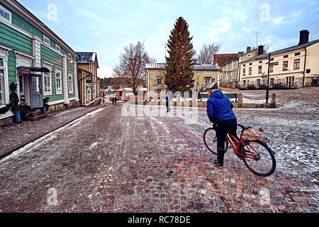 Porvoo, Finlande - le 25 décembre 2018 : la place de la vieille ville, avec noël arbre et femme de la région à vélo. Banque D'Images