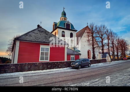 Porvoo, Finlande - le 25 décembre 2018 : pierre et brique médiévale Cathédrale de Porvoo à heure bleue le lever du soleil. Banque D'Images