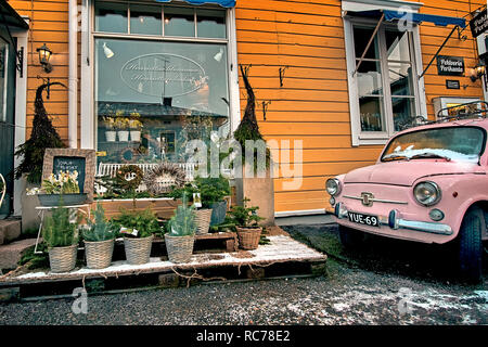 Porvoo, Finlande - le 25 décembre 2018 : rue de la vieille ville cadeaux avec décorations de Noël et des lanternes de la rue de nice. Banque D'Images